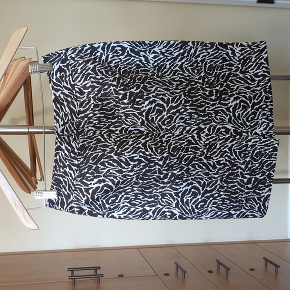 LOFT Cotton and Silk Brown Animal Print Pencil Skirt Size 0P - Picture 2 of 7